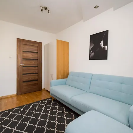 Wola Center 3-bedroom By Bookinghost شقة