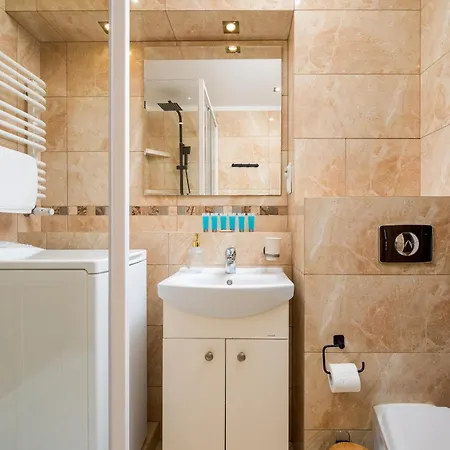 Wola Center 3-bedroom By Bookinghost Appartamento *